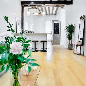 Apartment Marais 4 Bedrooms New, Paris